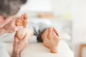 Die Fußreflexzonenmassage ist eine spezielle Art der Reflexzonenmassage