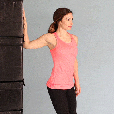 Übungen bei Schulterschmerzen: Diese Dehnung öffnet deinen Brustkorb und stärkt deine Schultern.