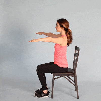 Übungen bei Schulterschmerzen: Diese Übung dehnt deine Schultermuskulatur