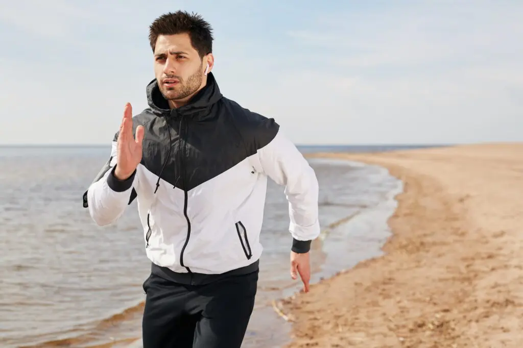 Joggen am Ostseestrand im Urlaub für ein gesundes Leben ohne Knieprobleme