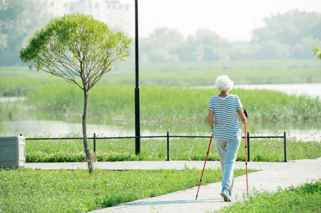 Bei Knieproblemen ist Nordic Walking eventuell besser