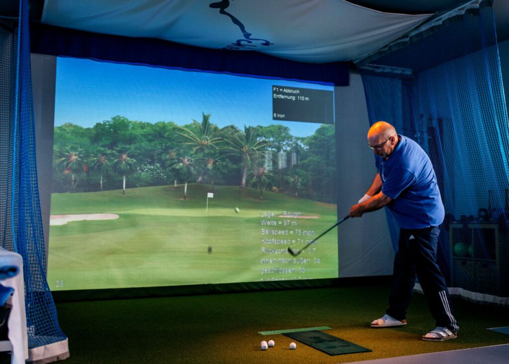 Golftraining im Winter am Golf-Simulator