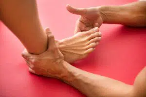 Osteotherapeut behandelt einen Ballenzeh (hallux valgus) Zuhause