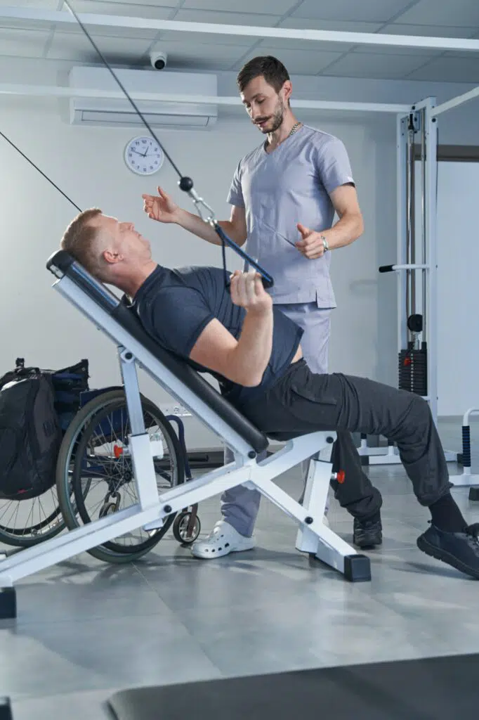 Ein Teil der Physiotherapie ist die Krankengymnastik am Gerät