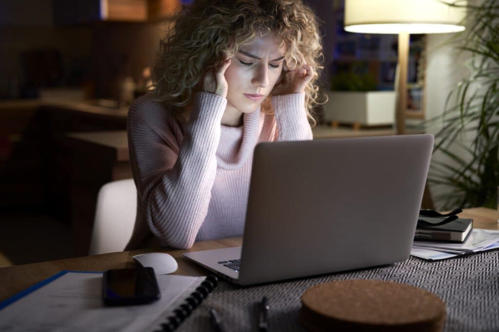 12 Stunden sitzen am Schreibtisch können Rückenschmerzen, Kopfschmerzen und Lustlosigkeit verursachen.