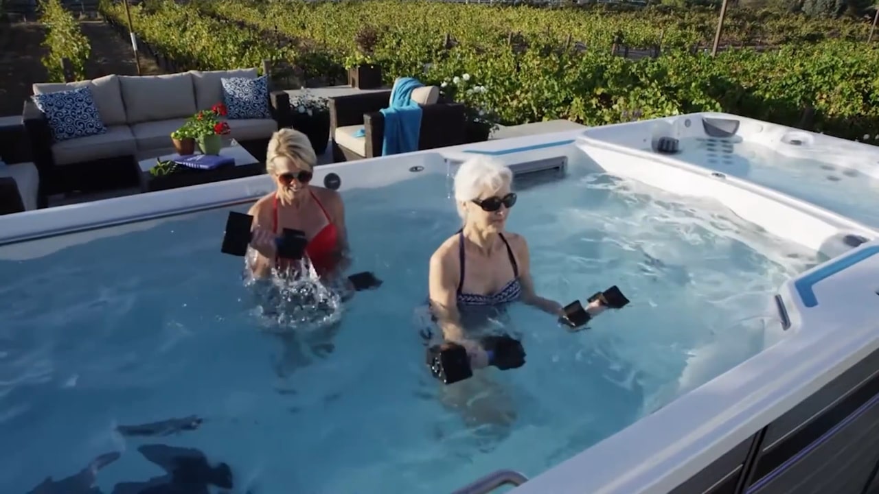Ischias-Schmerzen 2 Arthrose Täglich Wassergymnastik im Swim Spa im eigenen Garten