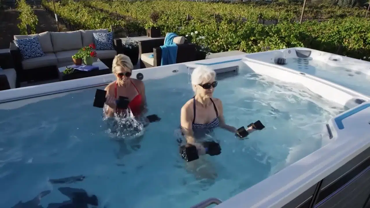 Täglich Wassergymnastik im Swim Spa im eigenen Garten