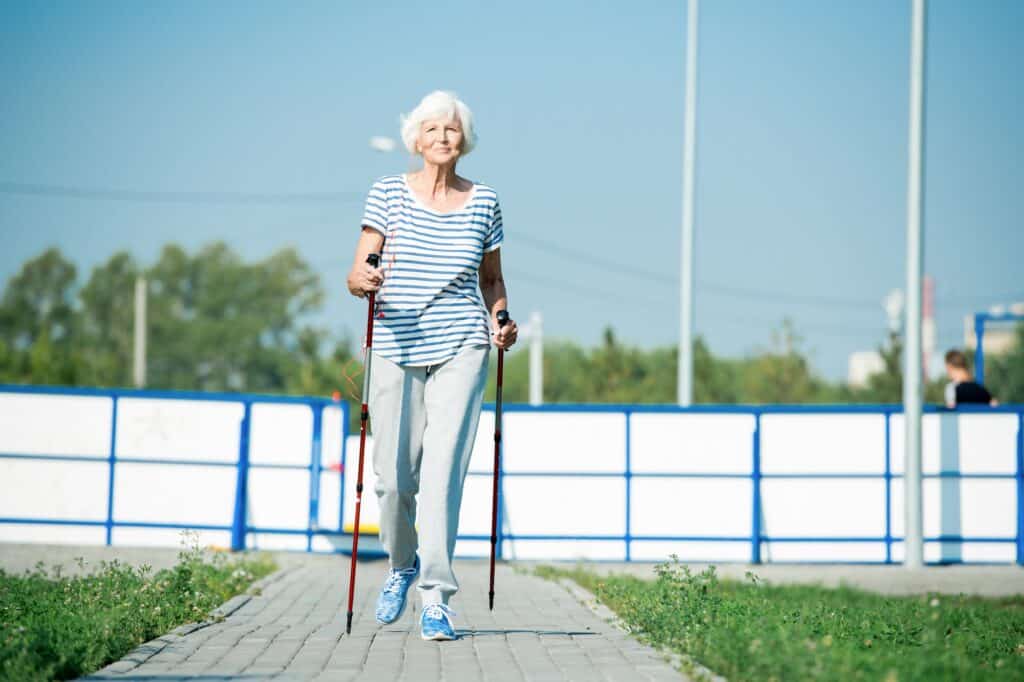 3 Strategien um den Muskelabbau im Alter zu verhindern 3 Altern Nordic Walking ist ein gutes Herz-Kreislauf-Training, das den Muskelaufbau nicht beeinträchtigt