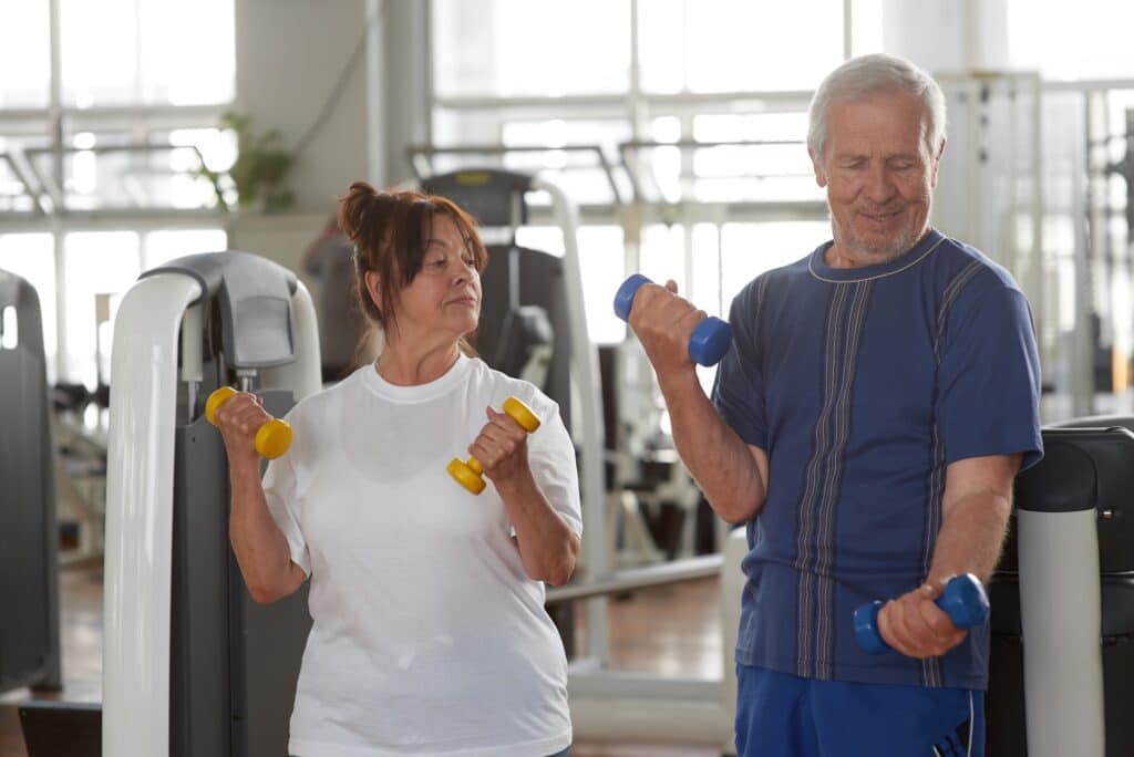 3 Strategien um den Muskelabbau im Alter zu verhindern 1 Altern Senioren beim Muskelaufbau Training im Fitnessstudio