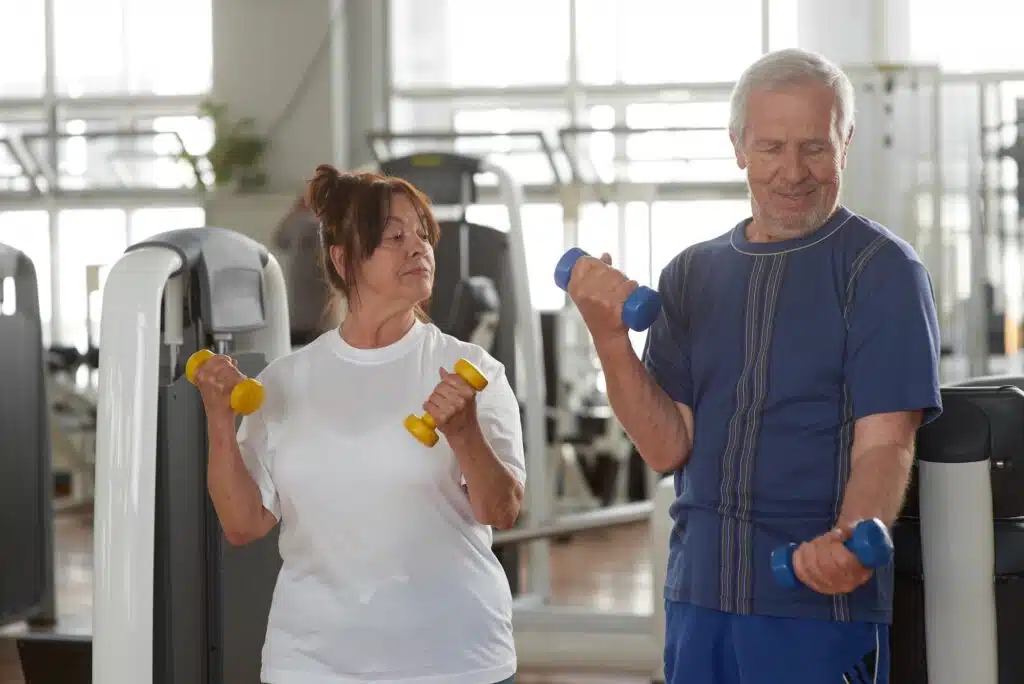 Senioren beim Muskelaufbau Training im Fitnessstudio