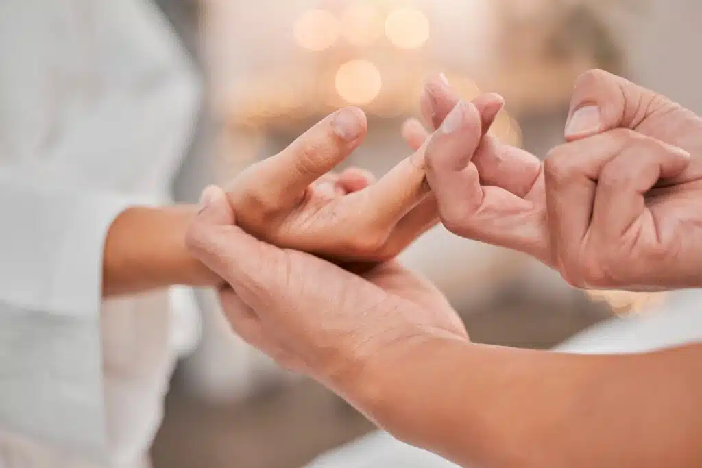 Entspann dich, Hände- und Fingermassage im Spa bei Schmerzen, Arthritis oder Karpaltunnelsyndrom. Zen, Physiotherapie