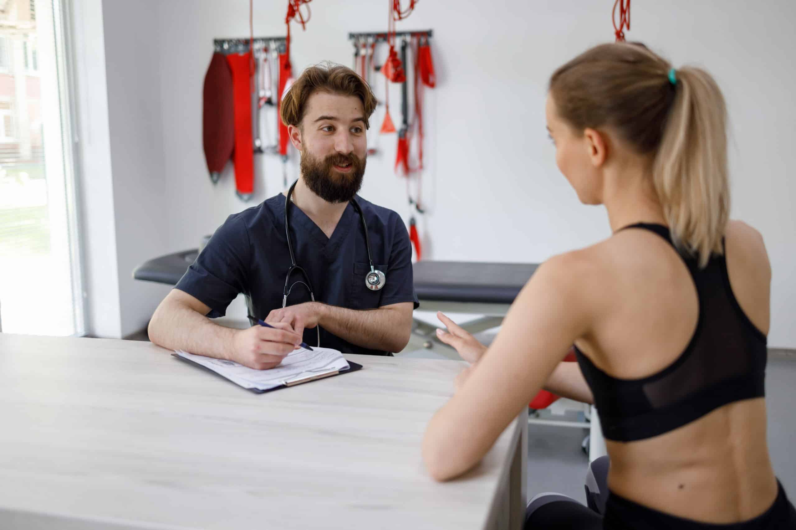 Übungstipps für den gesunden Körper 2 aktuelles Der Physiotherapeut und eine junge Frau erstellen einen ausgewogenen Trainingsplan