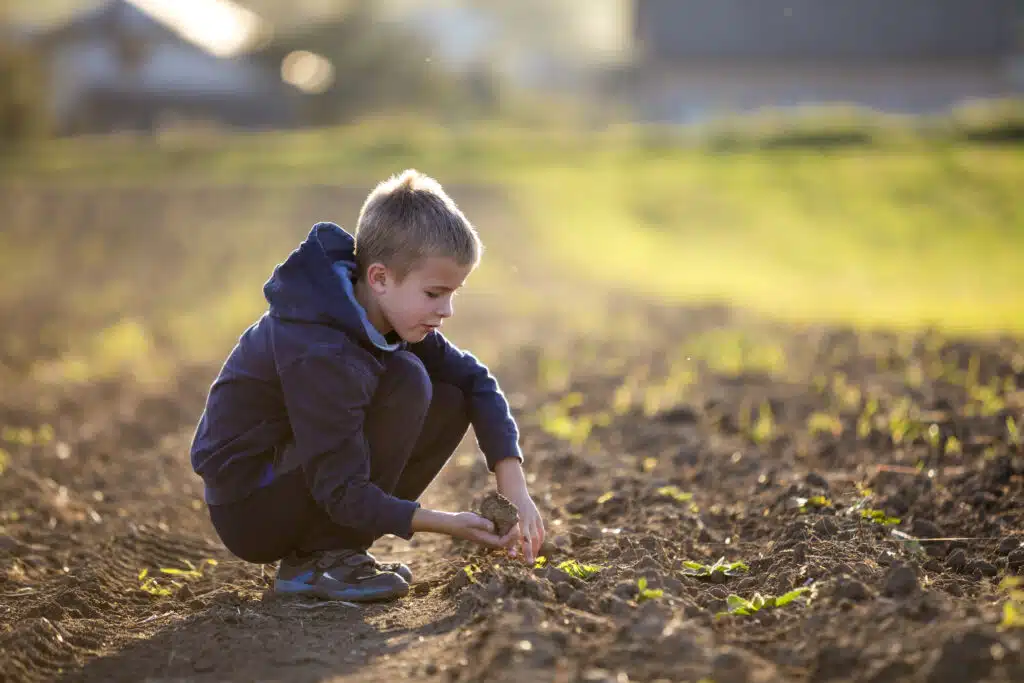 Kinder sind in der Lage in einer perfekten Hocke auf dem Boden zu landen