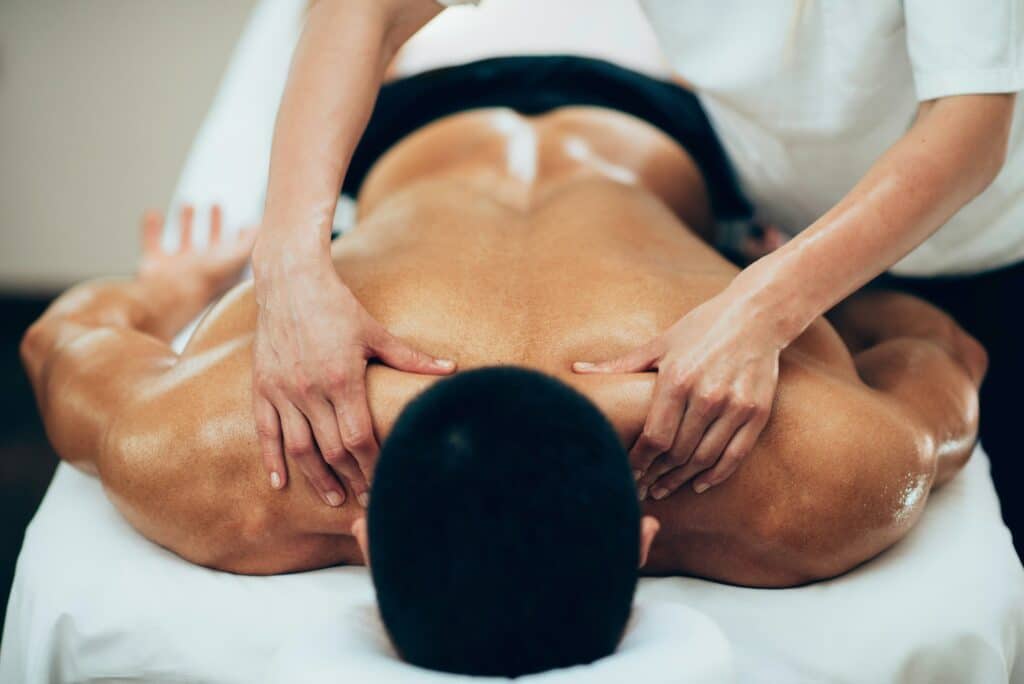 Die 10 Gebote im Alter Fit zu bleiben 2 achte Sportmassage - Der Physiotherapeut arbeitet an den Schultern