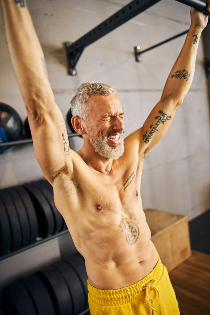 Schulterverspannungen in 5 Minuten beseitigen 3 achte High-spirited athlete performing a dead hang exercise