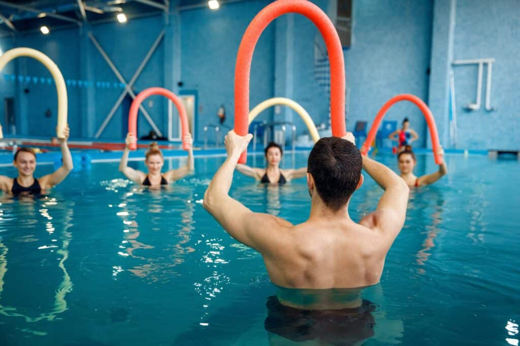Die Kraft der täglichen Bewegung 3 bewegung Instructor and female group, training in the pool