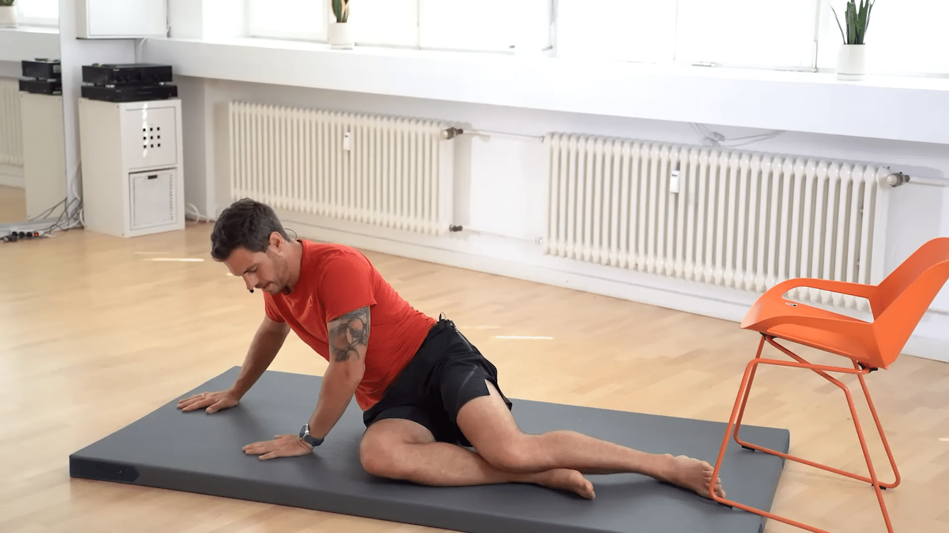 Aufstehen mit Leichtigkeit: Ein Schritt-für-Schritt-Workout für Menschen über 60 7 achte Aufstehen vom Boden üben