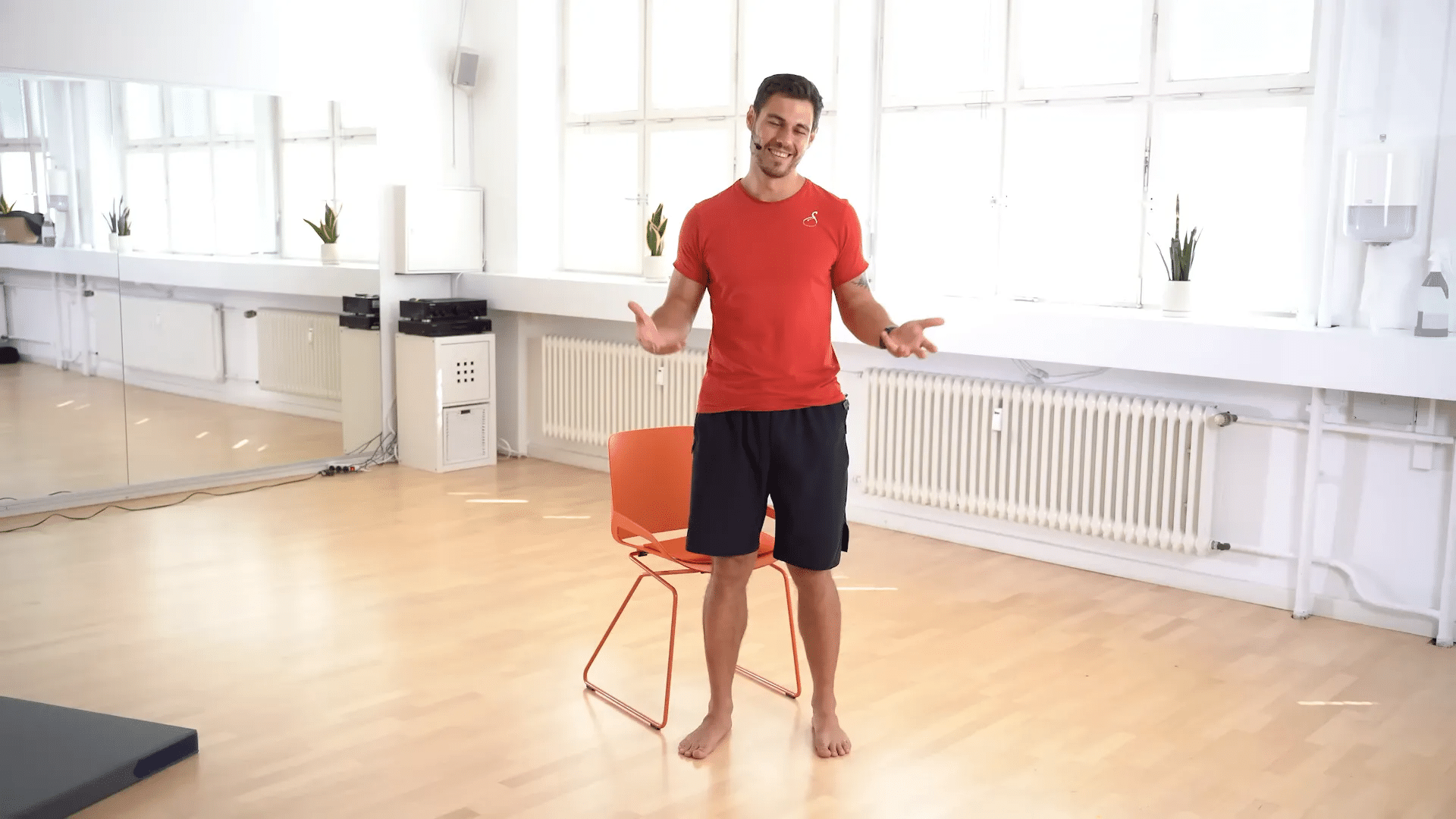 Aufstehen mit Leichtigkeit: Ein Schritt-für-Schritt-Workout für Menschen über 60 1 achte Vorbereitung für das Workout mit Stuhl und Matte