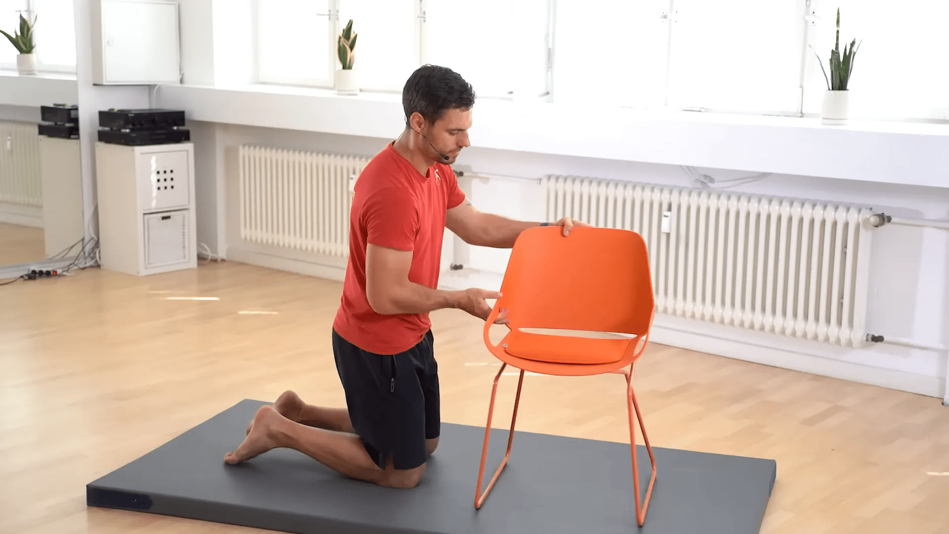 Aufstehen mit Leichtigkeit: Ein Schritt-für-Schritt-Workout für Menschen über 60 5 achte Bauchmuskelübung mit Stuhl