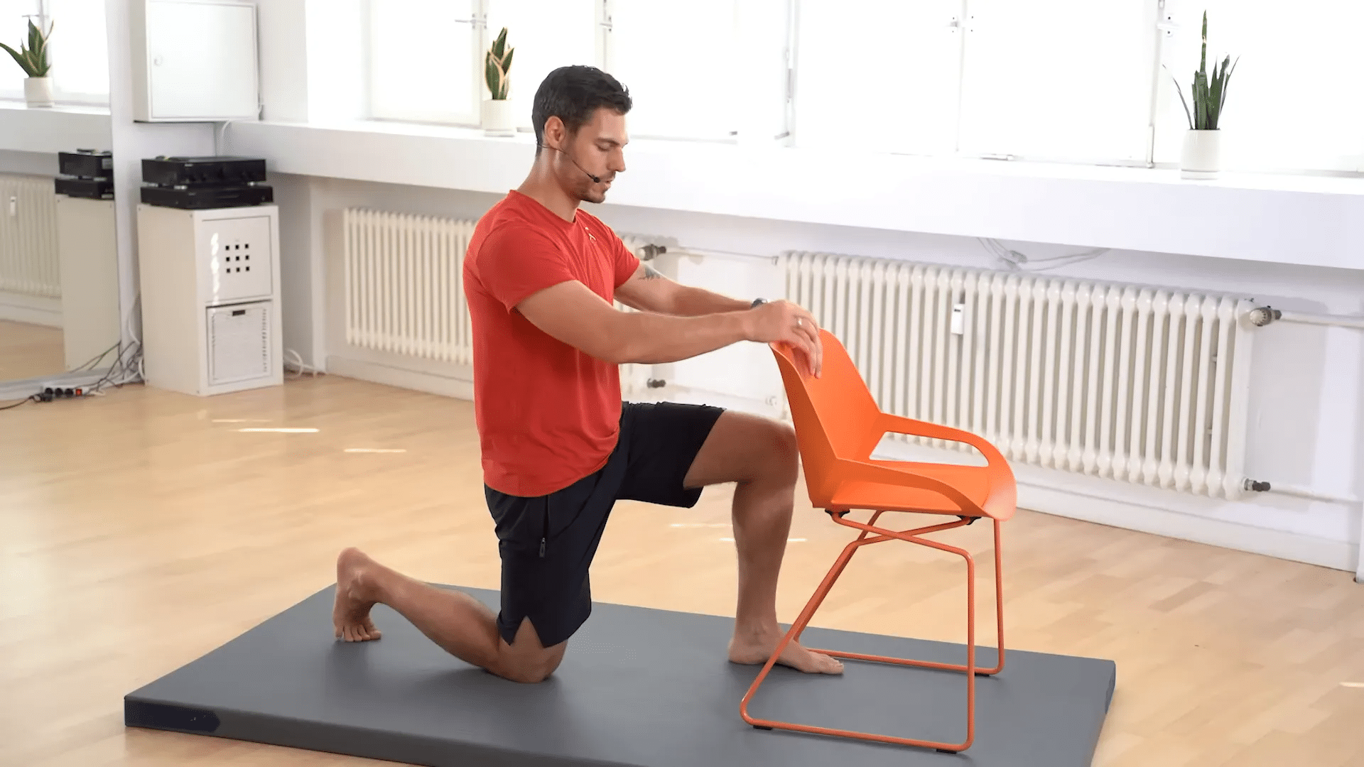 Aufstehen mit Leichtigkeit: Ein Schritt-für-Schritt-Workout für Menschen über 60 4 achte Dehnübung für die Hüfte