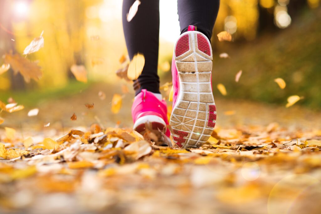 Schritt für Schritt: Chronische Rückenschmerzen durch Laufen lindern 3 achte Laufstil und Lauftechnik um chronische Kreuzschmerzen zu lindern