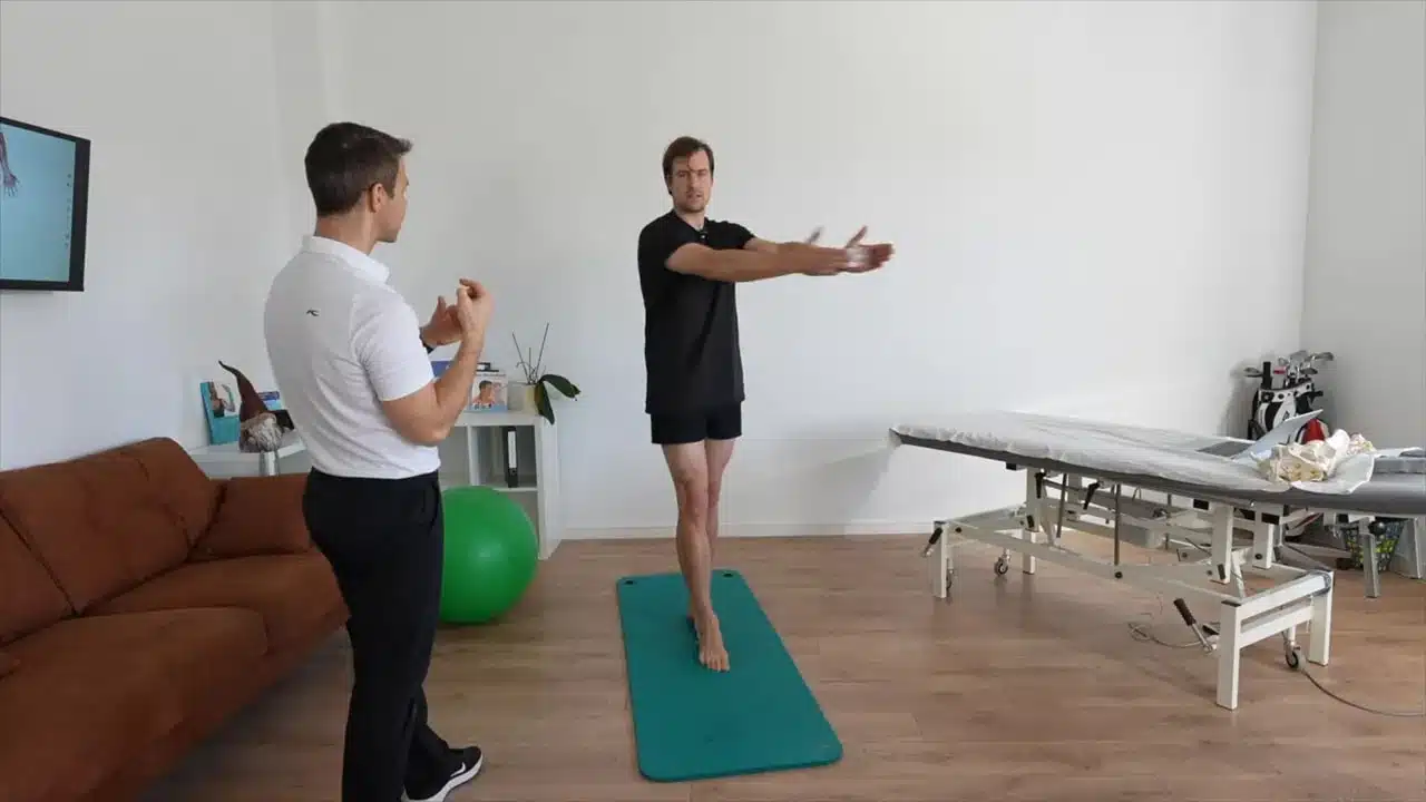 Golf Physiotherapie: Wie gezielte Physiotherapie deinen Golfschwung verbessert 3 Golfphysiotherapie Person führt Rumpfrotation mit einer Wasserflasche vor der Brust auf einer Übungsmatte aus